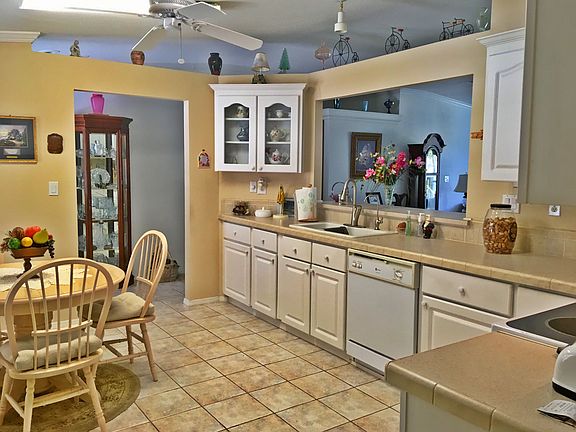 Spacious kitchen 
