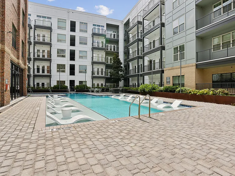 Bell Collier Village — Photo 39