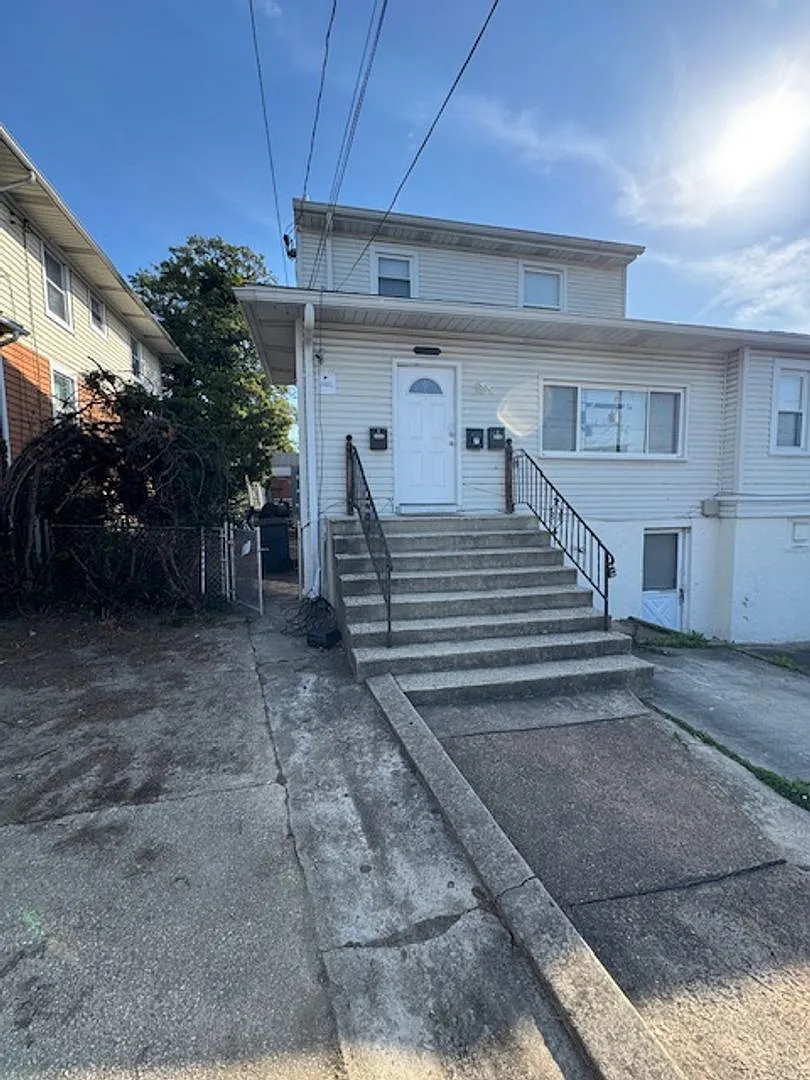 1332 Stevens Ave — Photo 1