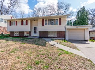 817 16th St, Bettendorf, IA