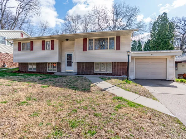 817 16th St, Bettendorf, IA 52722