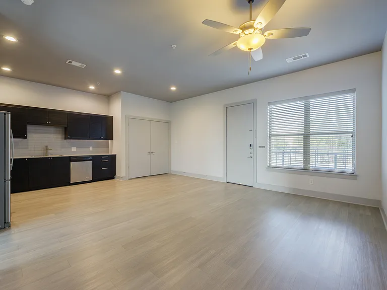 1412 S Jennings Ave — Photo 4