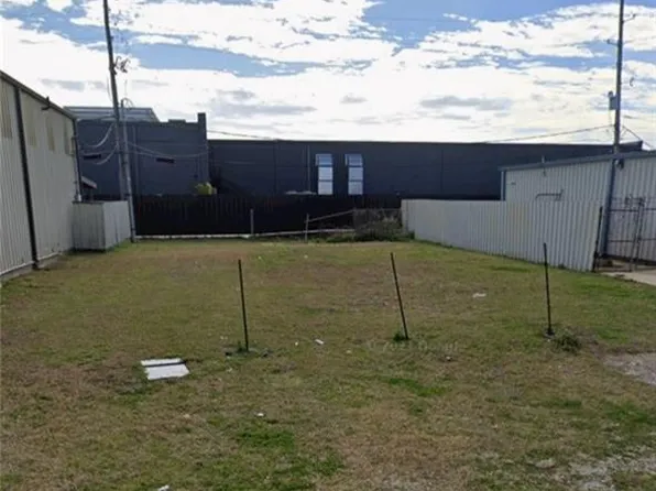 8320 Parc Pl, Chalmette, LA 70043