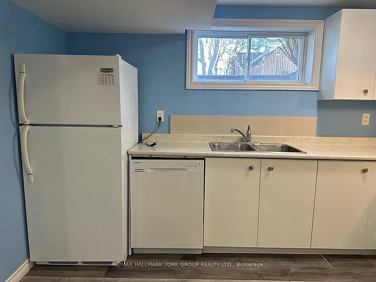 222 Currey Cres #BASEMENT — Photo 4