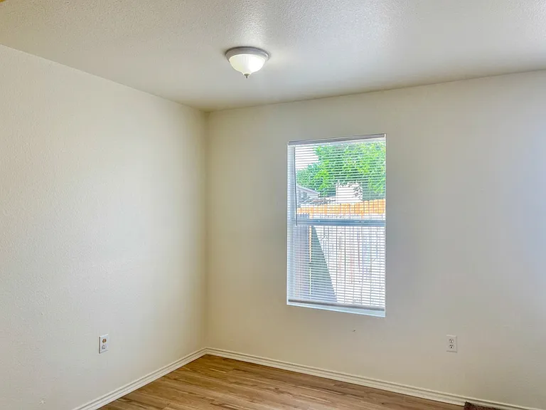 15418-15420 Kamary Ln — Photo 7