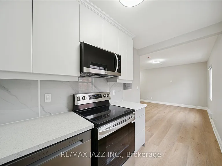 251 Simcoe St S #204 — Photo 9
