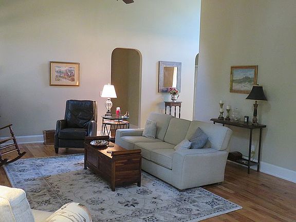 5th image of 73 Black Oak Ln