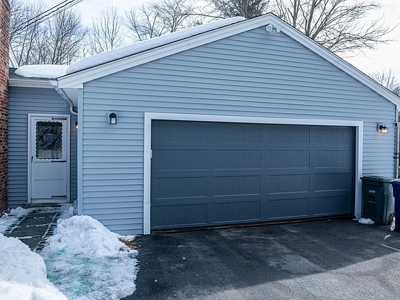 3rd image of 89 Duck Pond Road