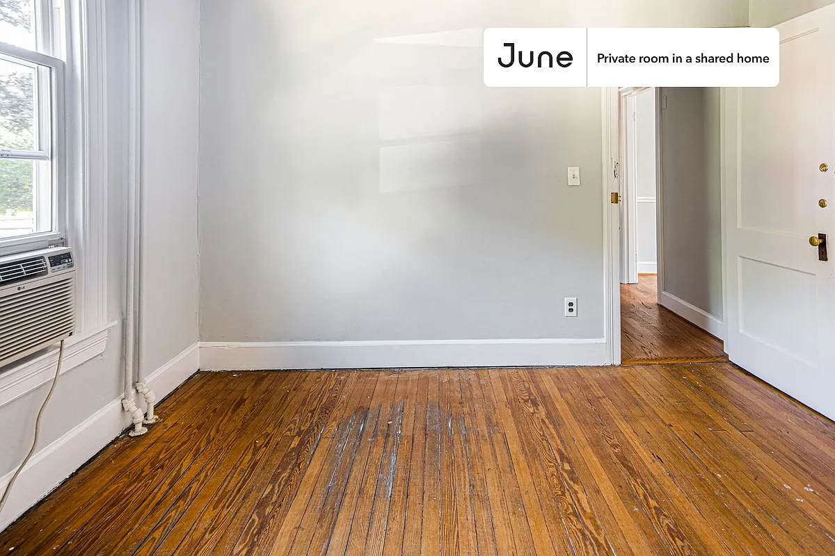 Full bedroom in 6 bed/3 bath home in Brookland #1098 D — Photo 2
