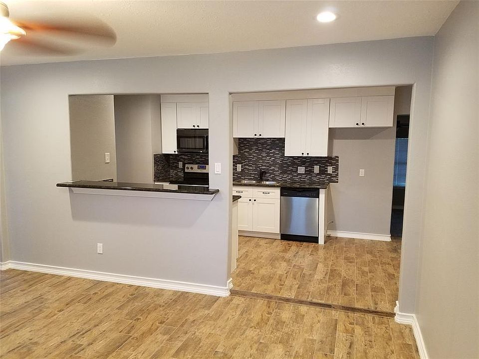1st image of 2706 Oak Dr
