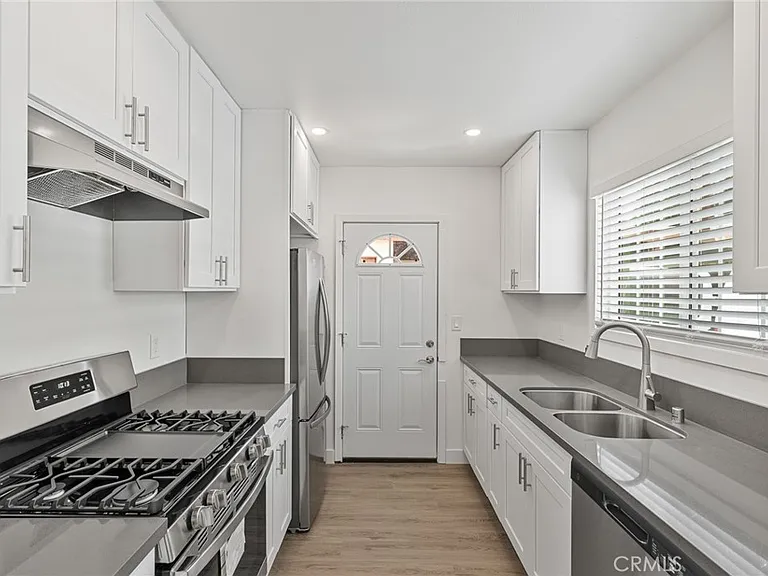5339 1/2 Bellingham Ave — Photo 2
