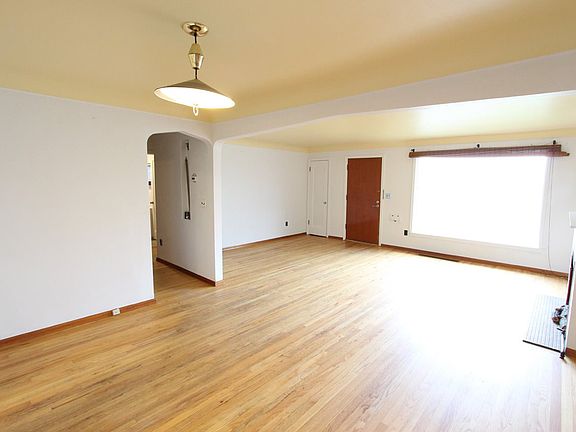 5th image of 823 E Dalton Ave
