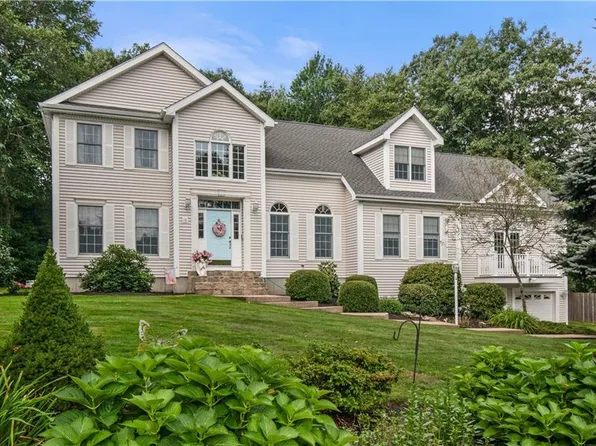 10 Sparrow Ln, Cranston, RI 02921