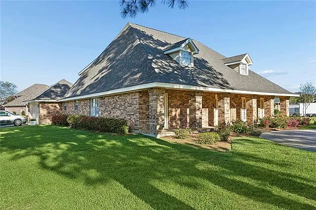 5 bed, 4.0 bath, 3670 sqft, $3,600 — Photo 2
