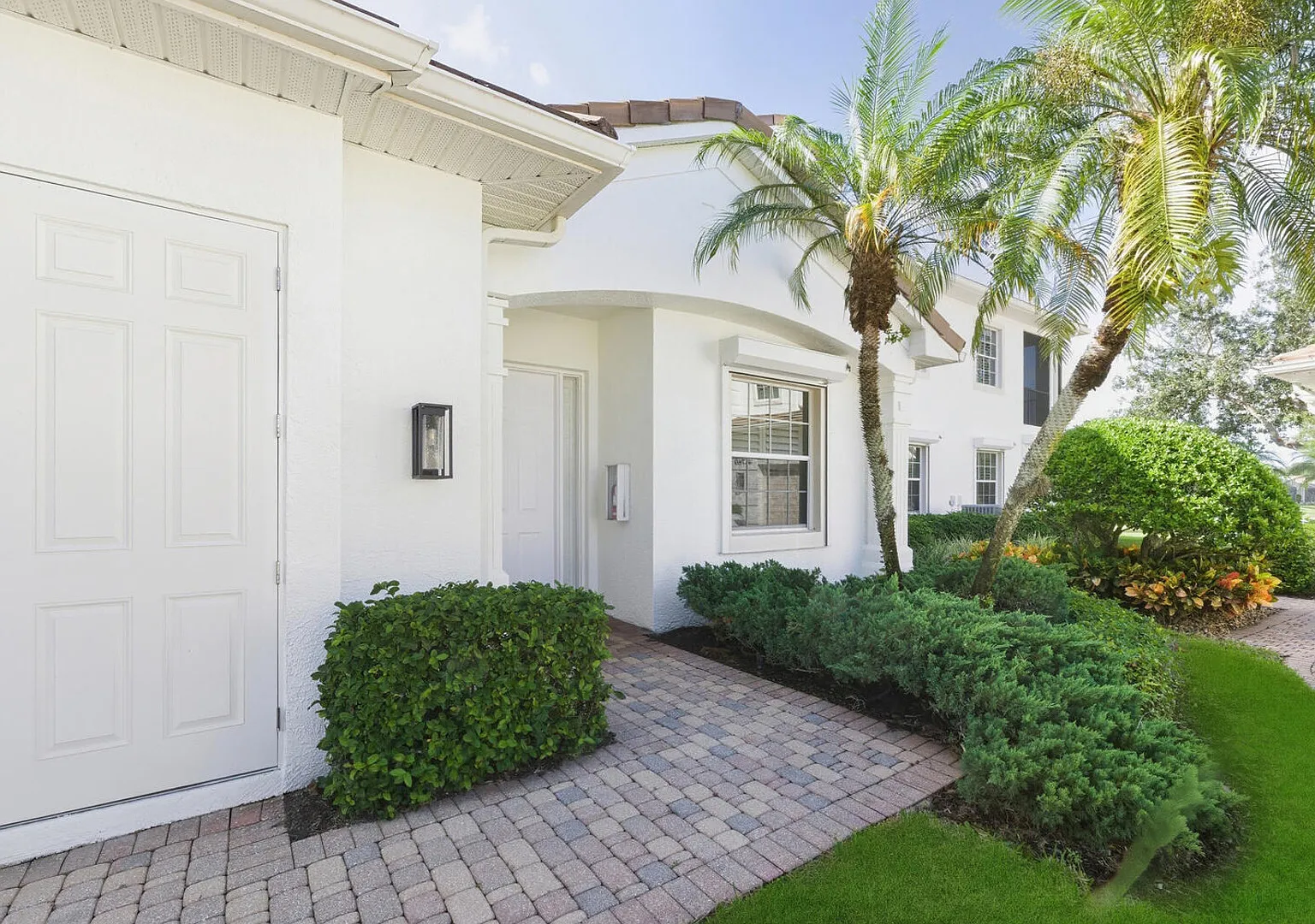 Lake Front Condo in Kensington Golf & Country Club — Photo 1