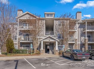 300 Vista Lake Dr APT 204, Candler, NC 28715