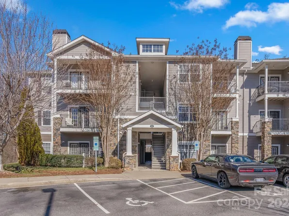 300 Vista Lake Dr APT 204, Candler, NC 28715