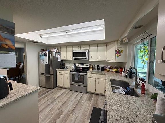 5th image of 1381 Eagle St