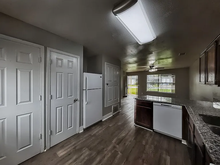 102 NW Park St #2 — Photo 3