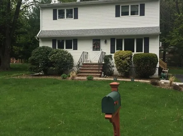 8 Raven Ter, New City, NY 10956