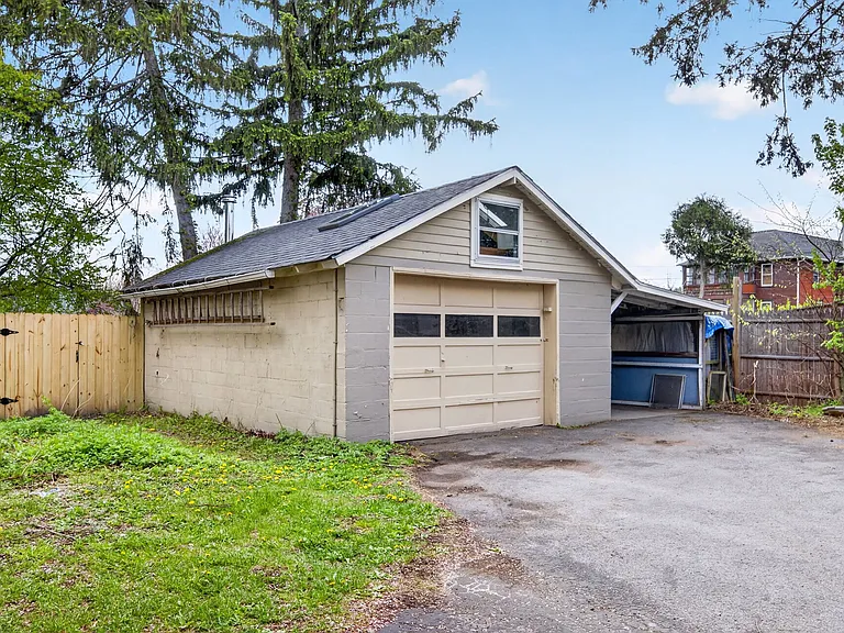 723 W Court St — Photo 15