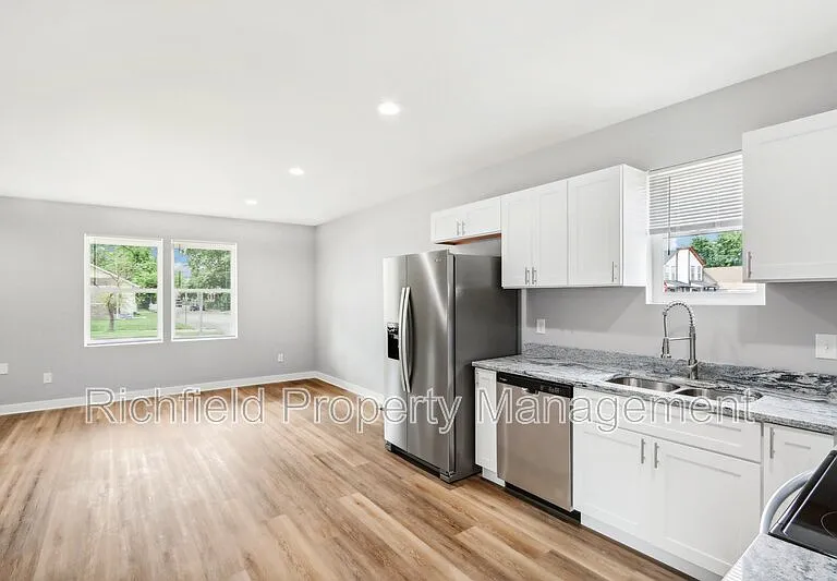 2034A E Maryland St — Photo 12