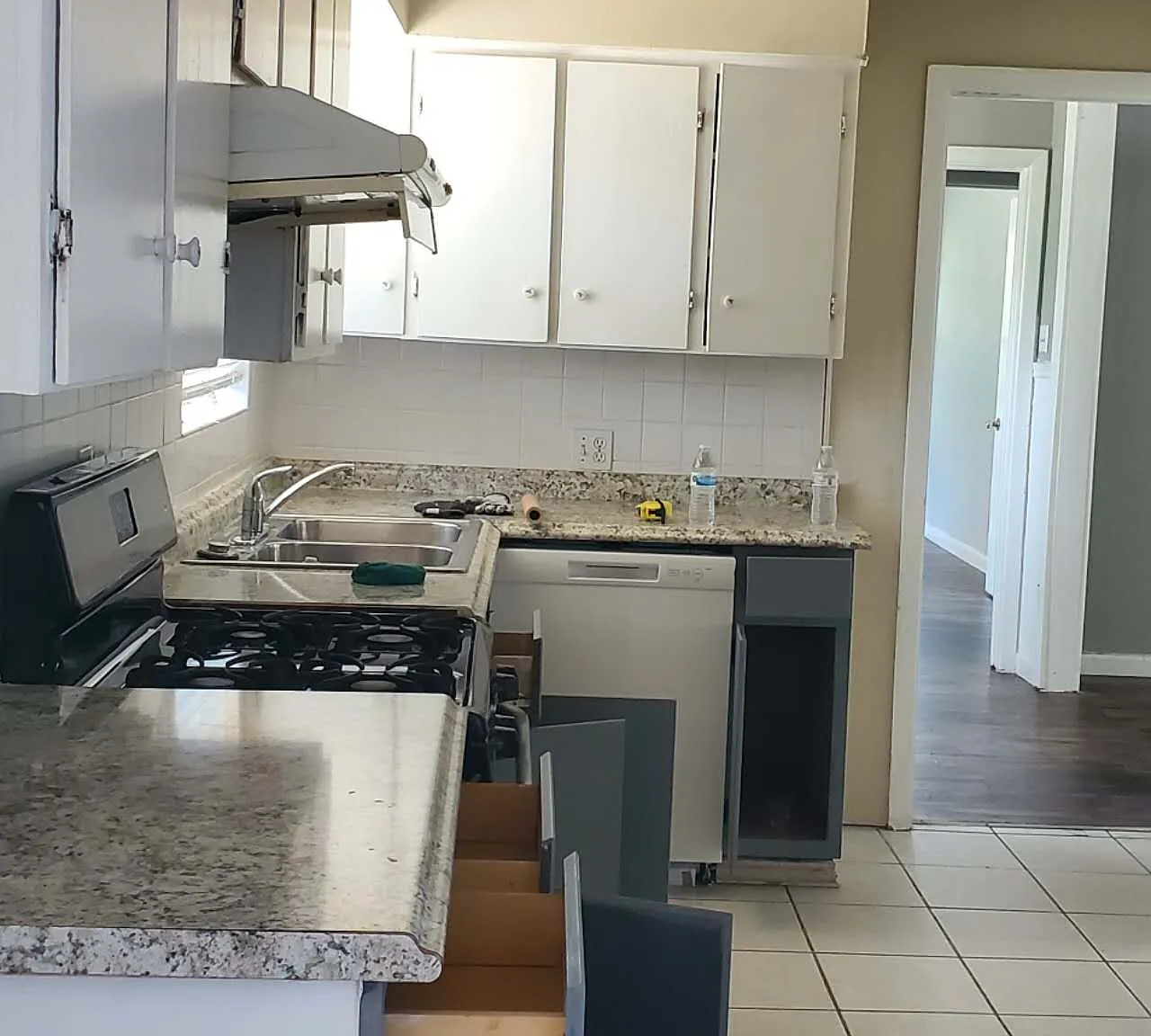 427 Royal Crest Dr — Photo 3