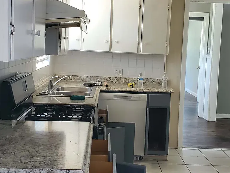 427 Royal Crest Dr — Photo 3
