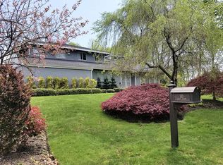 10 Golf Ct, Syosset, NY 11791