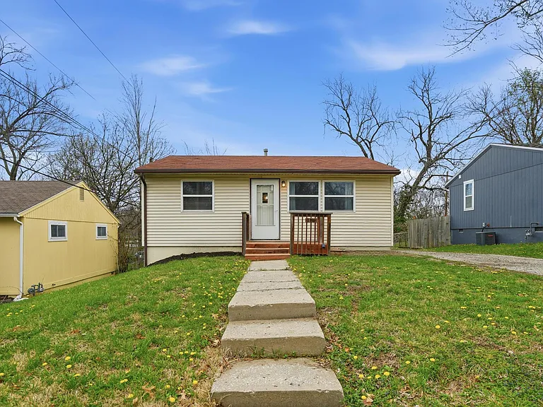 1108 NE 46th Ter — Photo 13