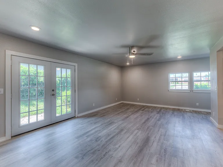 3923 N Lansing Ave — Photo 6