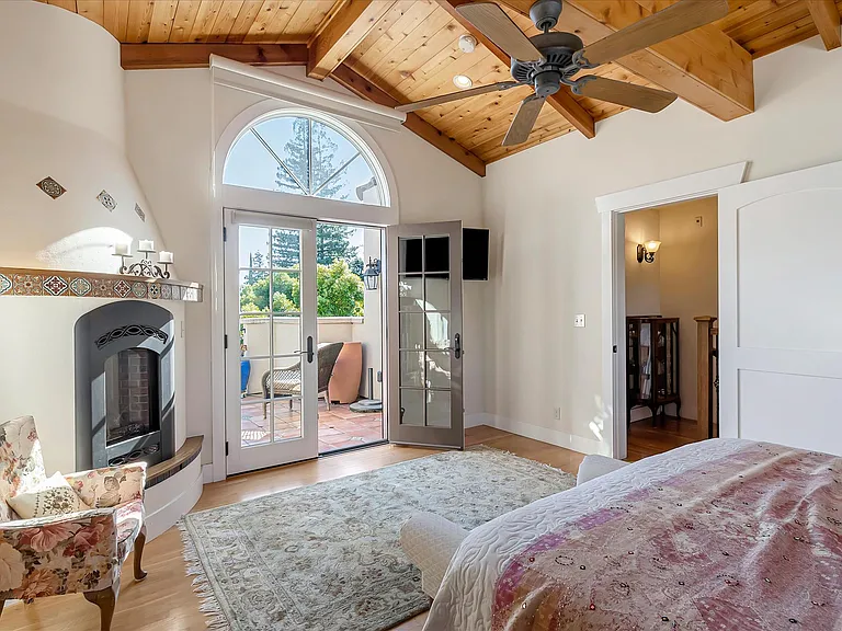 1568 Mariposa Ave — Photo 29