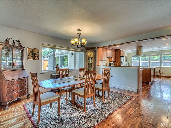 4th image of 919 Point Fosdick Dr NW