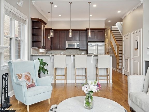 4th image of 3312 N Kenmore Ave APT 3