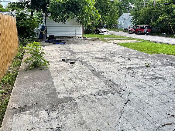 2nd image of 208 W Avenue L