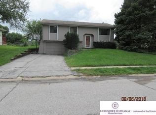 7757 Greenleaf Dr, La Vista, NE 68128