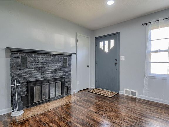 3rd image of 4321 Wood Ave