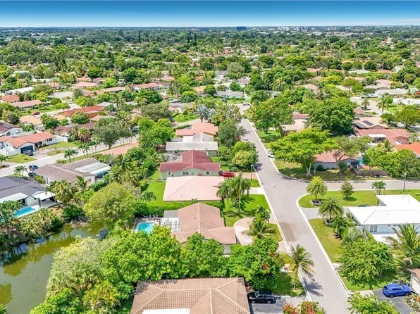 7511 42nd Dr NW, Coral Springs, FL 33065