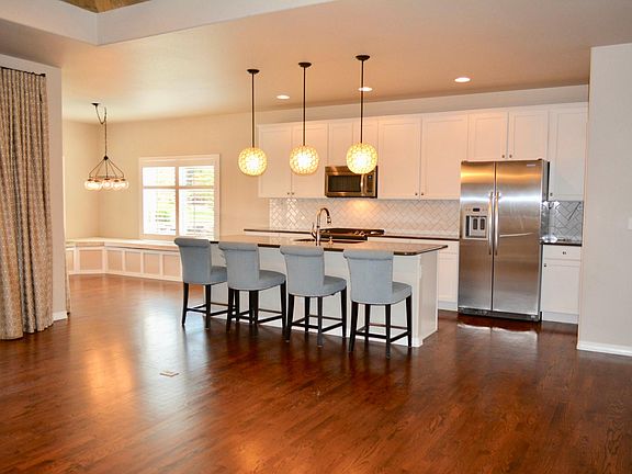 Great room Hardwood, large island, large eating nook with built in bench seating