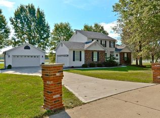 393 Round Tower Dr E, Saint Charles, MO