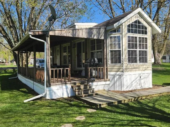 18/18 Woodhaven Lakes, Sublette, IL 61367