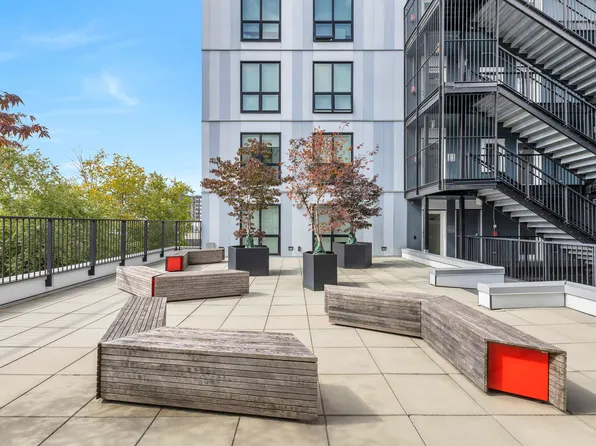 Victoria - 127 E 12th St