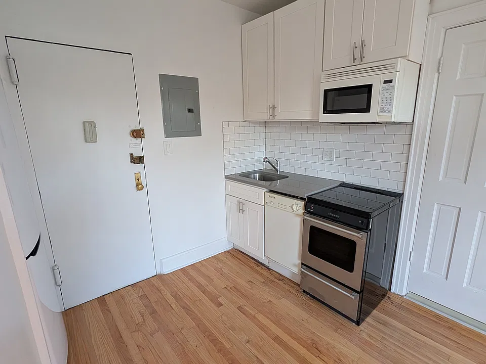 220 Waverly Pl #5