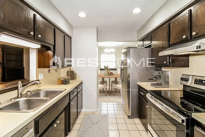 Building Photo - 5005 Oak Manor Dr