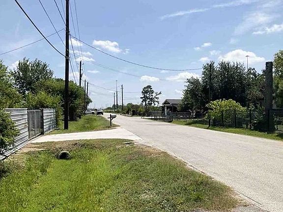 Exterior Neighborhood (street photo)