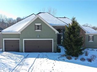 8110 Forest Park Dr, Parkville, MO 64152