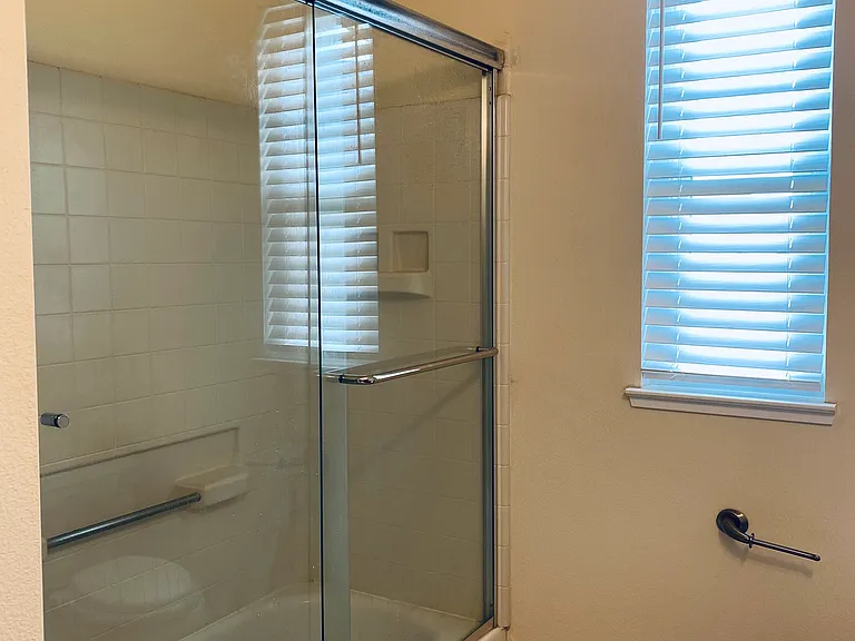 2nd Floor Full Bathroom