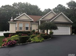 8 Paul Ct, Centereach, NY 11720