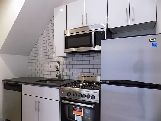 Rented by Blue Egg Realty Corp | media 8