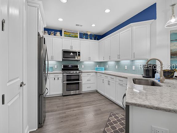 3rd image of 93 Parrot Avenue